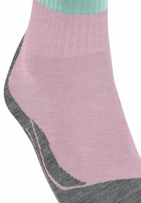 Calzino a strisce rosa e menta con tacco e punta grigi. Tessuto lavorato a maglia con coste. Blocco di colore distintivo e finitura liscia.