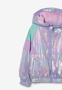 Iridescente lila Jacke mit mintgrünen Akzenten, Kapuze, Frontreißverschluss, elastischen Bündchen und Seitentaschen, die eine glänzende Textur zeigt.