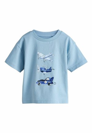 Hellblaues Baumwoll-T-Shirt mit drei Fahrzeugabbildungen: einem Flugzeug, einem Propellerflugzeug und einem Auto, alle in verschiedenen Blautönen.