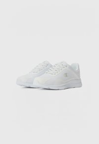 Baskets blanches de sport avec une tige en mesh, col rembourré et semelle en caoutchouc. Caractéristiques : système de laçage et logo discret sur le côté.