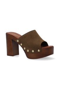 Bruine suède open-teen platformsandalen met een chunky houten hak, voorzien van gouden studs aan de zijkant en een gladde binnenvoering.