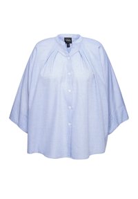Lichtblauw overhemd met knopen, gemaakt van zachte stof met een ronde hals, geplooide voorkant en brede, losse mouwen.