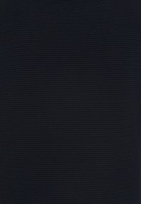 Zwart ribstof met een gladde textuur, voorzien van smalle verticale lijnen, gebruikt in kleding of accessoires. Het materiaal lijkt rekbaar en duurzaam.