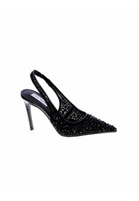 Scarpa slingback nera con tacco alto, caratterizzata da una punta affusolata, decorata con perline nere e un tacco a stiletto lucido. Sides in rete traspirante.
