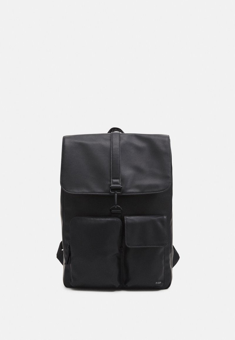 Sac à dos noir rectangulaire avec un rabat sur le dessus et deux poches avant, une avec une fermeture éclair et une avec un rabat.