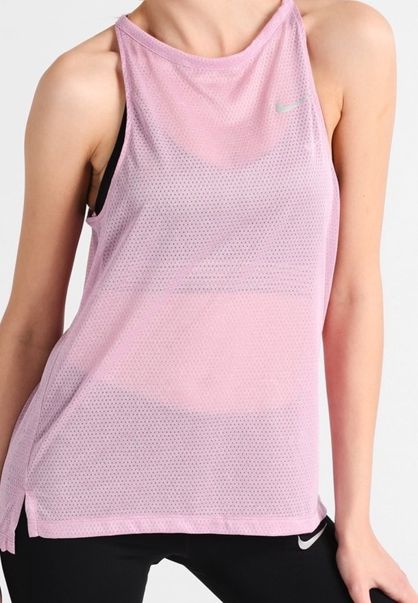 Top de deporte rosa ligero y transpirable con diseño de malla, escote redondeado y aberturas laterales. Presenta un pequeño logo plateado de Nike.