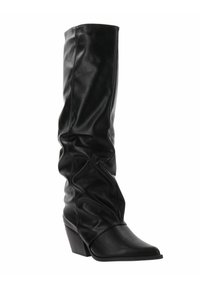 Wysoki czarny skórzany kowbojski but o swobodnym kroju z ostro zakończonym noskiem i klockowym, nachylonym obcasem na białym tle.