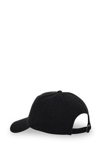 Casquette de baseball en coton noir avec une visière courbée, sangle ajustable et détails de couture. L'arrière possède un fente ouverte pour l'ajustement de la taille.