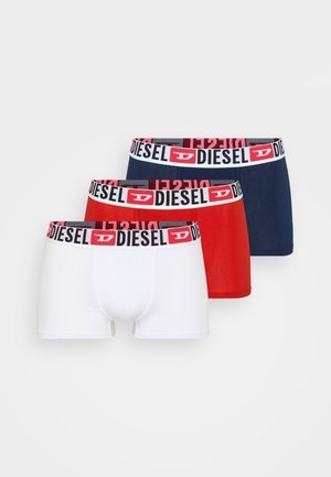 Kolm paari bokserpükse: valged, punased ja tumesinised. Igaühel on bränditud elastne vöö, millel on selgelt nähtav „DIESEL" logo.