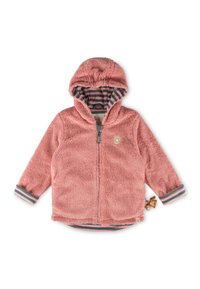 Giacca con cappuccio fucsia in peluche, con chiusura a zip, fodera interna a strisce, polsini elasticizzati con strisce blu e bianche e una patch decorativa sul petto.