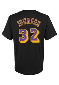Camiseta de algodón negra con el nombre "JOHNSON" en letras amarillas y moradas en negrita, con el número "32" debajo, en un estilo similar.