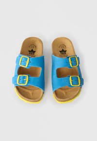 Μπλε σουέντ σανδάλια με δύο κίτρινες αγκράφες και ανοιχτό σχέδιο. Κίτρινη υφή στη σόλα και μαλακό καφέ εσωτερικό πέλμα με το λογότυπο της μάρκας.