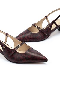Zapatos slingback de charol con estampado de leopardo color burdeos, punta afilada, tacón bajo y detalles decorativos de hebilla en las correas. Textura suave.