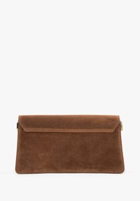 Bruine suede clutch bag met een omgevouwen klep. Bevat minimale stiknaden en een gouden hardware accent aan de zijkant. Soepele textuur.