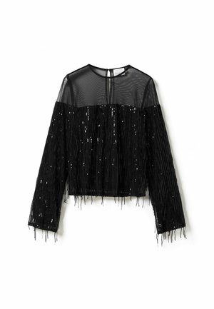 Černý zkrácený top s dlouhým rukávem vyrobený z průsvitného síťového materiálu, s visícími flitry a třásněmi podél dolního okraje a rukávů.