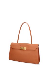 Borsa in pelle arancione con design piatto. Presenta una maniglia superiore e una chiusura in metallo dorato sul davanti. Superficie texturizzata. Forma rettangolare.
