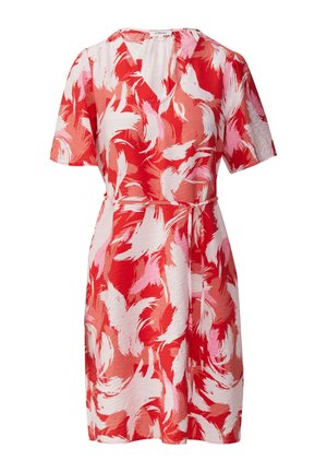 Trumpas rankovės suknelė raudonos, rožinės ir baltos abstrakčios išvaizdos, su V formos iškirpte, susiaurinta juosmeniu ir lengvu, tekstūruotu audiniu.