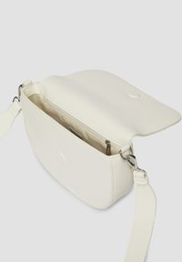Weiße synthetische Umhängetasche mit geschwungenem Design, strukturiertem Oberflächen, Klappenverschluss und einem Innenfach. Mit abnehmbarem Tragegurt.