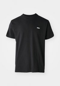 Zwarte ronde hals t-shirt van katoen. Voorzien van een klein wit 'OBEY' logo op de linkerkant van de borst. Korte mouwen en een reguliere pasvorm.