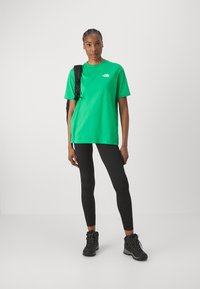 The North Face ESSENTIAL OVERSIZE T SHIRT - T-shirt print - optic emerald