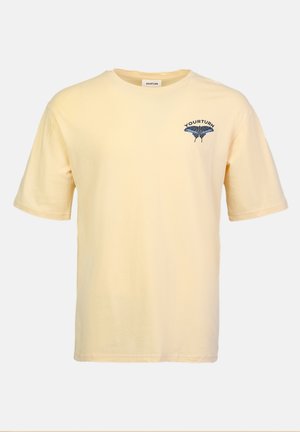 Žlté bavlnené tričko s krátkymi rukávmi, s okrúhlym výstrihom a modrou vyšitou značkou na ľavom prsníku.