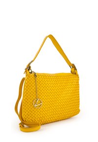 Gewebte gelbe Lederhandtasche mit einem einzelnen verstellbaren Tragegurt, ausgestattet mit einem dekorativen Anhänger und einer glatten Textur. Rechteckige Form mit einem Reißverschluss.