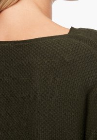 Maglione a maglia verde scuro con texture, mostra un primo piano del colletto posteriore con un motivo sottile e dettagli a coste lungo le spalle.