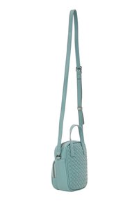 Una piccola borsa in pelle di colore acquamarina con una texture intrecciata, dotata di una chiusura con zip e di una tracolla regolabile per il trasporto a tracolla.