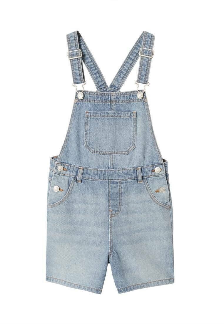 Salopette courte en denim bleu clair avec bretelles réglables, poche poitrine avant, boutons latéraux et passants pour ceinture.