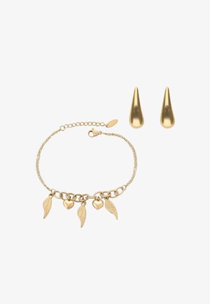 Sieradenset met gouden kleur, bestaande uit een armband met hart- en bladbedeltjes, en druppelvormige oorbellen. Gladde texturen met een glanzende afwerking.