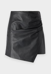 Gonna mini in pelle nera con un design raffinato e drappeggiato. Presenta uno stile avvolgente e una trama liscia, con un orlo leggermente curvato.