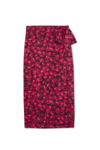 Fustă roșie midi, cu un model de cireșe, din material neted și detaliu cu fundă pe lateral, oferind o siluetă ajustată pentru un aspect elegant.