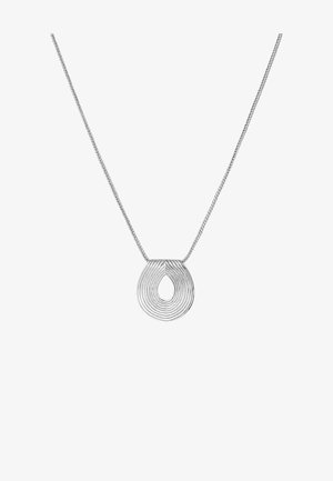 Collar de plata con un colgante en forma de gota de agua, adornado con anillos concéntricos, suspendido de una cadena delgada con un diseño texturizado.