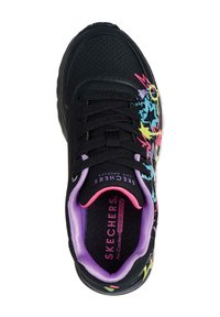 Zapatilla negra con patrones de rayos de colores y estrellas. Presenta cordones elásticos, un forro interior acolchado en púrpura y una suela acolchada.