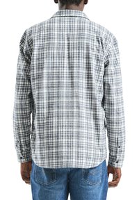 Szara i biała koszula w kratę z długim rękawem, kołnierzykiem, mankietami na guziki i prostym krojem. Wykonana z tkaniny tkanej z teksturowanym wzorem.