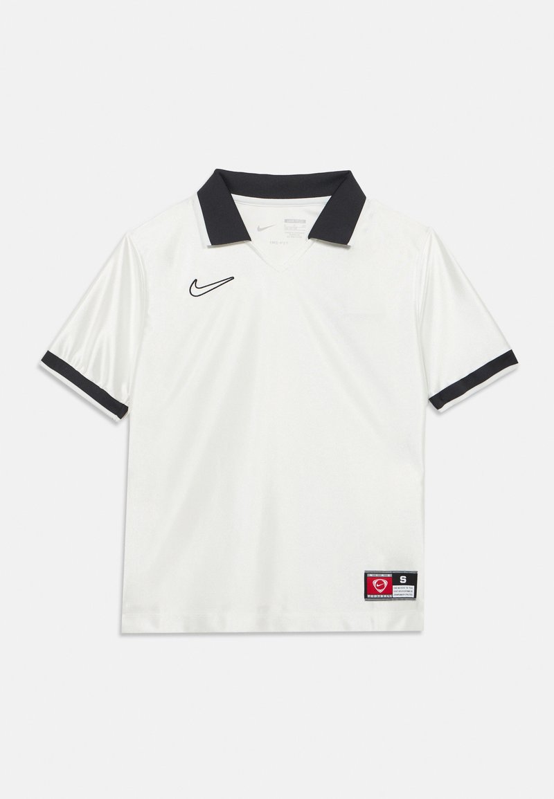 Λευκή ποδοσφαιρική φανέλα με μαύρο γιακά και λεπτομέρειες στα μανίκια. Φέρει το λογότυπο της Nike στο στήθος και ετικέτα μεγέθους στο κάτω μέρος.