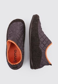 Zapatillas grises acolchadas con acentos naranjas; parte superior de tela suave y lados de fieltro gris; punta redondeada y suela marrón resistente.