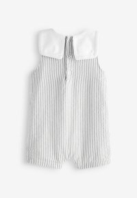 Jumpsuit a rayas en gris y blanco, con un cuello blanco, cierre de botones en la parte posterior y piernas cortas que terminan en los muslos.