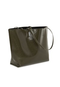 Sac fourre-tout vert olive en matériau brillant, de forme rectangulaire, avec de longues poignées et des détails de couture minimal.
