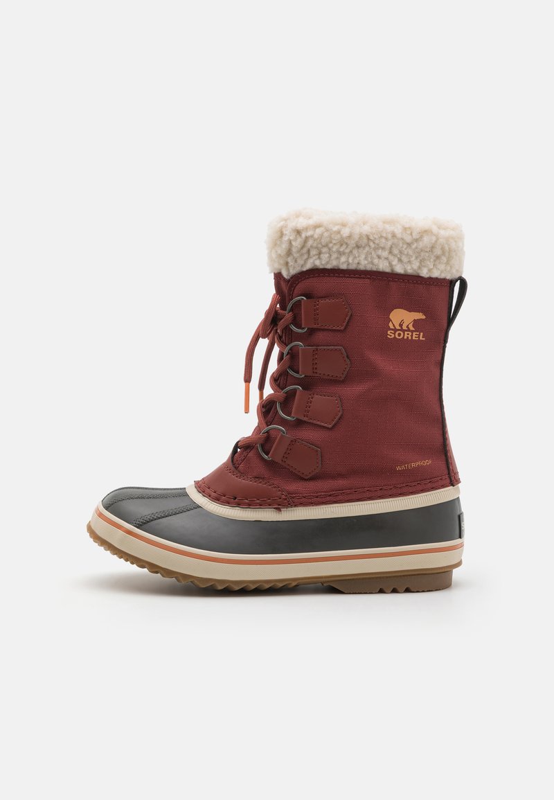 Rød og svart vanntett vinterstøvle med faux fur-krage, gummisåle, snøring og Sorel-merke på siden.
