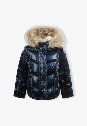 Jūrinis pūkinis rūbas su blizgiu paviršiumi, su kailiniu kapšeliu ir grietinėlės spalvos pamušalu. Dizainas apima siūles su kvadratiniais raštais ir šonines kišenes.