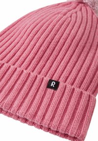 Beanie rosa lavorato a maglia con texture a coste, caratterizzato da un risvolto e un piccolo etichetta nera con logo "R" bianco. Materiale morbido con un pompon nella parte superiore.