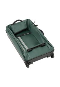 Valigia a ruote di stoffa verde con design strutturato, dotata di tasca con zip, maniglia e ruote che scorrono agevolmente. L'interno presenta un motivo a righe.