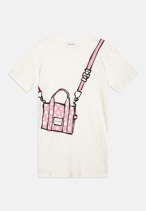 Biały t-shirt z krótkim rękawem z graficzną ilustracją różowej torby w kropki z czarnymi konturami i paskami.