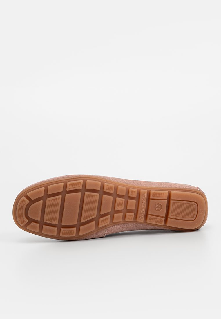 Podeszwa buta o teksturowanej, gumowej konstrukcji. Jasnoróżowy kolor, z występującym wzorem siatki dla lepszej przyczepności oraz lekko podniesioną krawędzią dla wsparcia.