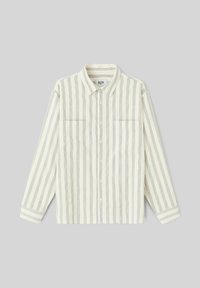 Chemise blanche à manches longues avec des rayures verticales grises et bleues, col classique et deux poches poitrine. Fabriquée en tissu léger.