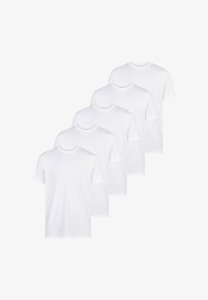 Vijf effen witte T-shirts met korte mouwen en ronde hals, diagonaal overlappend gerangschikt op een witte achtergrond.