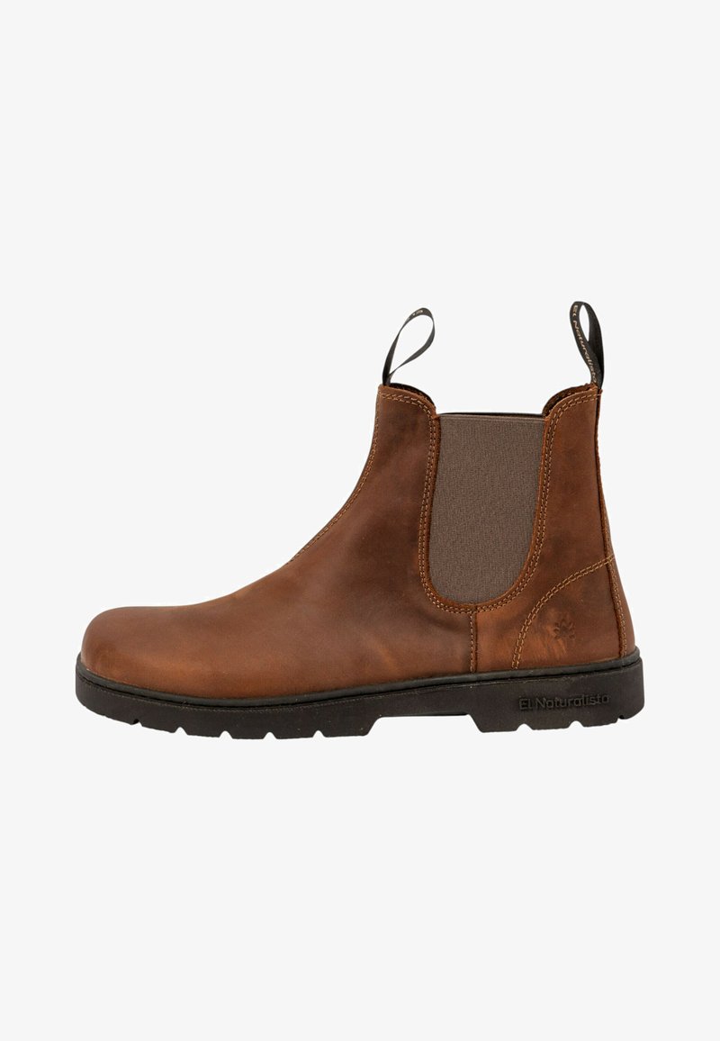 Bota Chelsea de cuero marrón con paneles elásticos en los laterales, tiradores y una suela de goma texturizada. Diseño clásico con punta redonda.