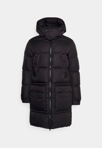 Svart vadderad jacka med dragkedja framtill, hög krage och justerbar huva. Har två stora framfickor och en slät, glänsande yta.