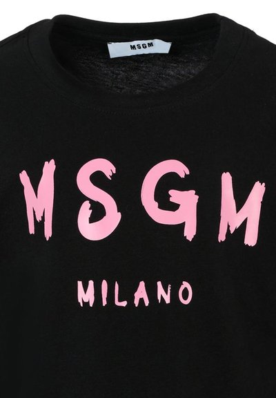 Zwarte katoen t-shirt met gedurfde, onregelmatige witte en roze letters "MSGM MILANO" onder de ronde halslijn. Zachte textuur.